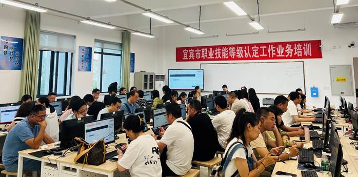 许多人在房间里描述已自动生成